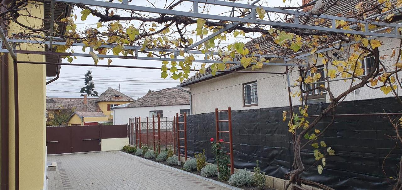 Yellow House Сибиу Экстерьер фото